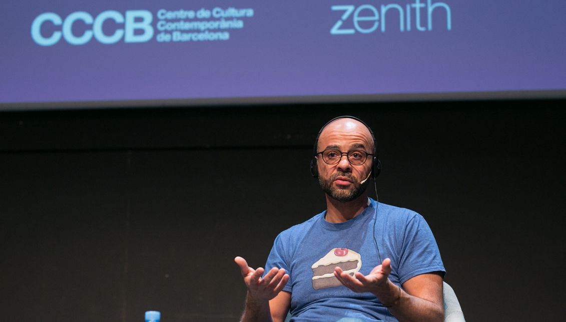  Mo Gawdat, ex directivo de Google [X], no entendía porque no era feliz, así que se propuso analizar la felicidad desde el punto de vista de un ingeniero. Foto tomada durante una conferencia en el Centro de Cultura Contemporánea de Barcelona, CCCB. © CCCB, Miquel Taverna, 2018
