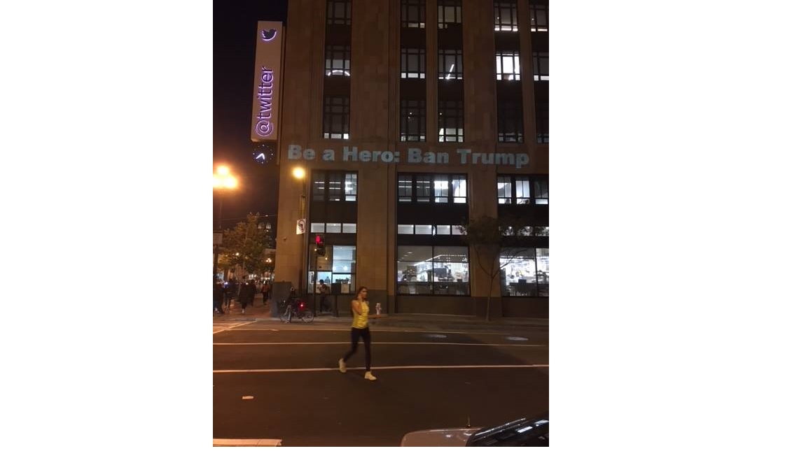 Proyección del grupo antisistema Resistance SF en las oficinas de Twitter en Silicon Valley en protesta por mantener abierta la cuenta de Trump. Foto: Resistance SF