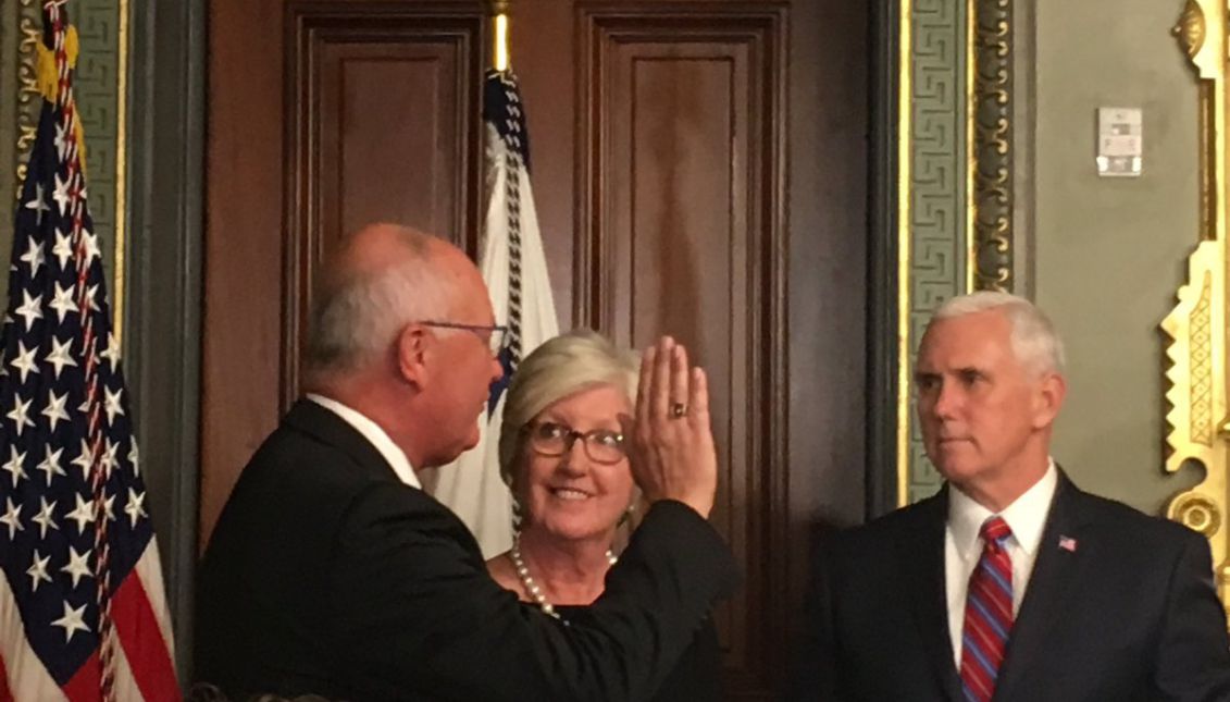 Peter Hoekstra jurando su cargo en la Casa Blanca frente al vicepresidente Pence, el pasado 11 de diciembre de 2017. Foto: Twitter.
