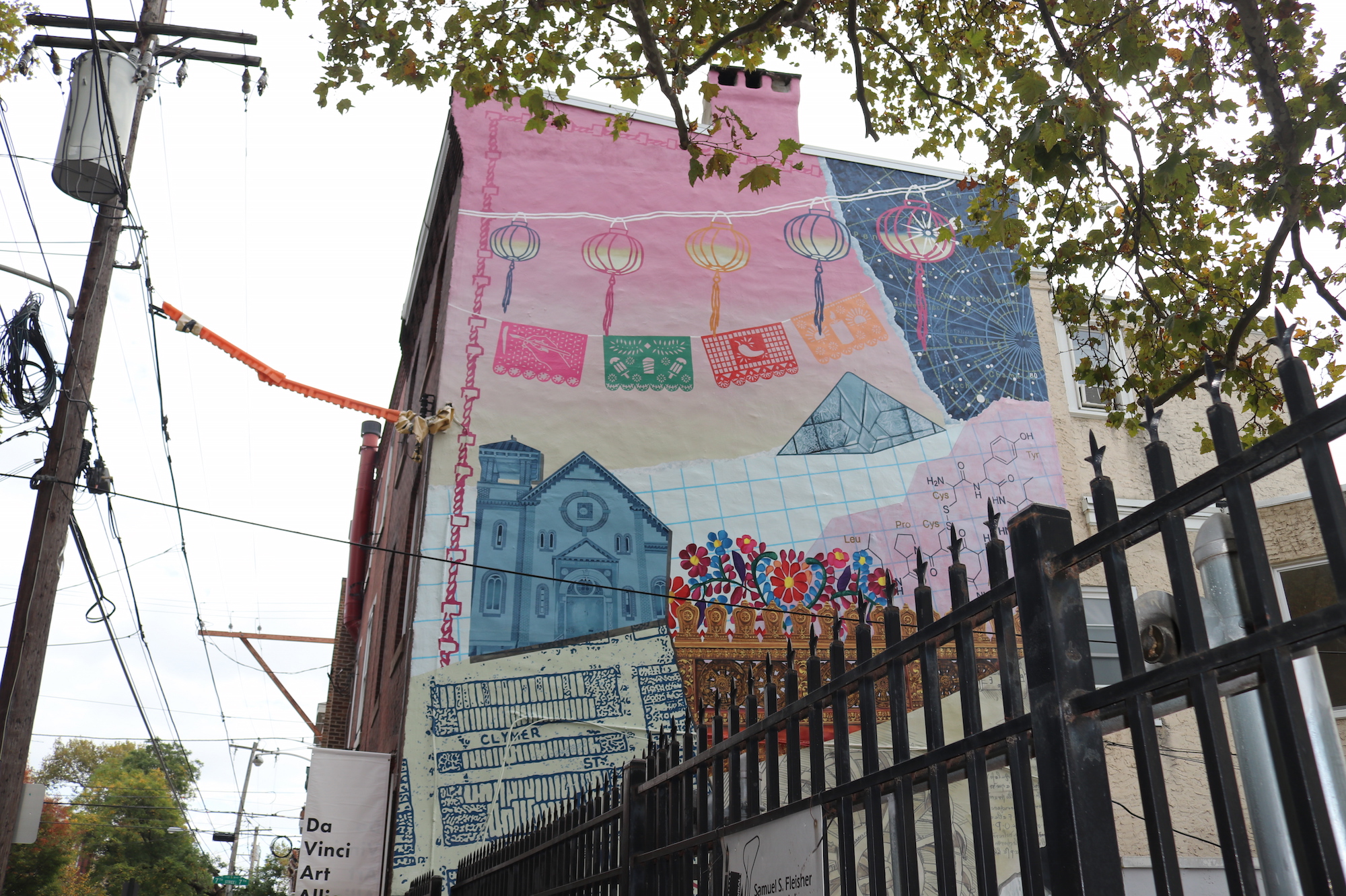 A sidewalk view of Innovation Lights the Way on the side of the Da Vinci Art Alliance. Photo: Nigel Thompson/AL DÍA News.