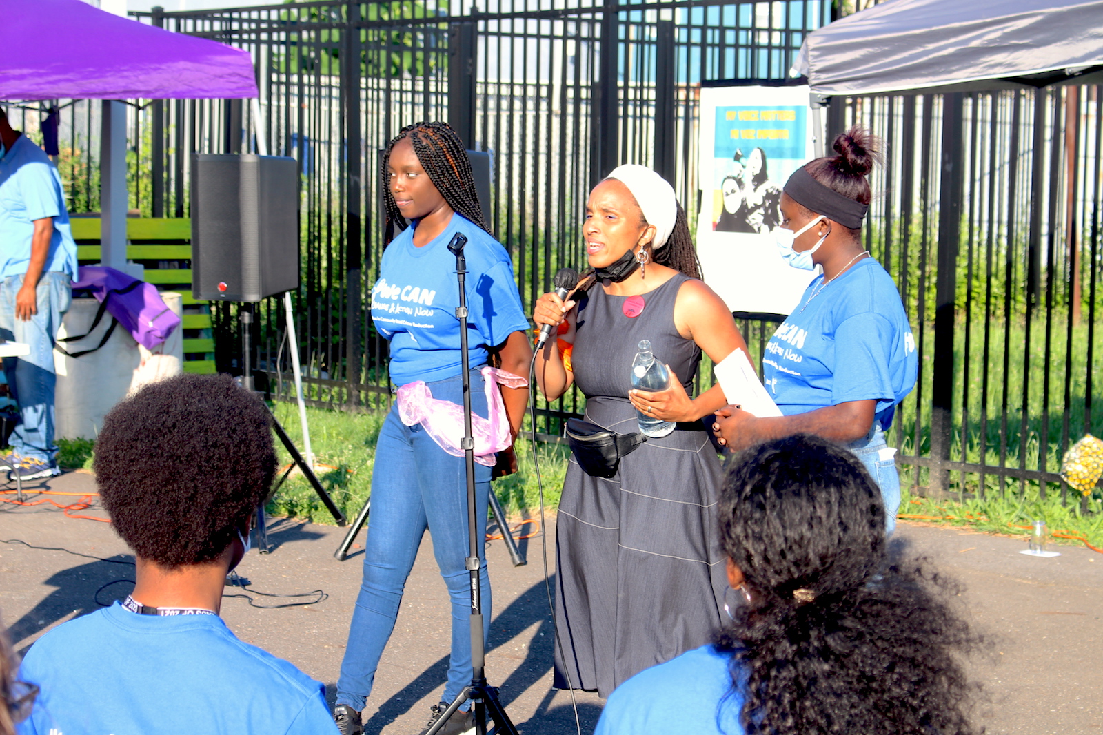 Community youth leaders with We Can stand with Nia Eubanks-Dixon (center), founder of Creative Praxis. Photo: Nigel Thompson/ AL DÍA news. 