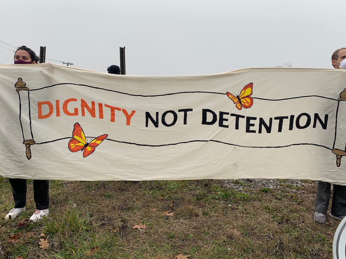 Protesters stood in solidarity with ICE detainees on hunger strike in Bergen County jail.Photo: Maritza Zuluaga / AL DIA 