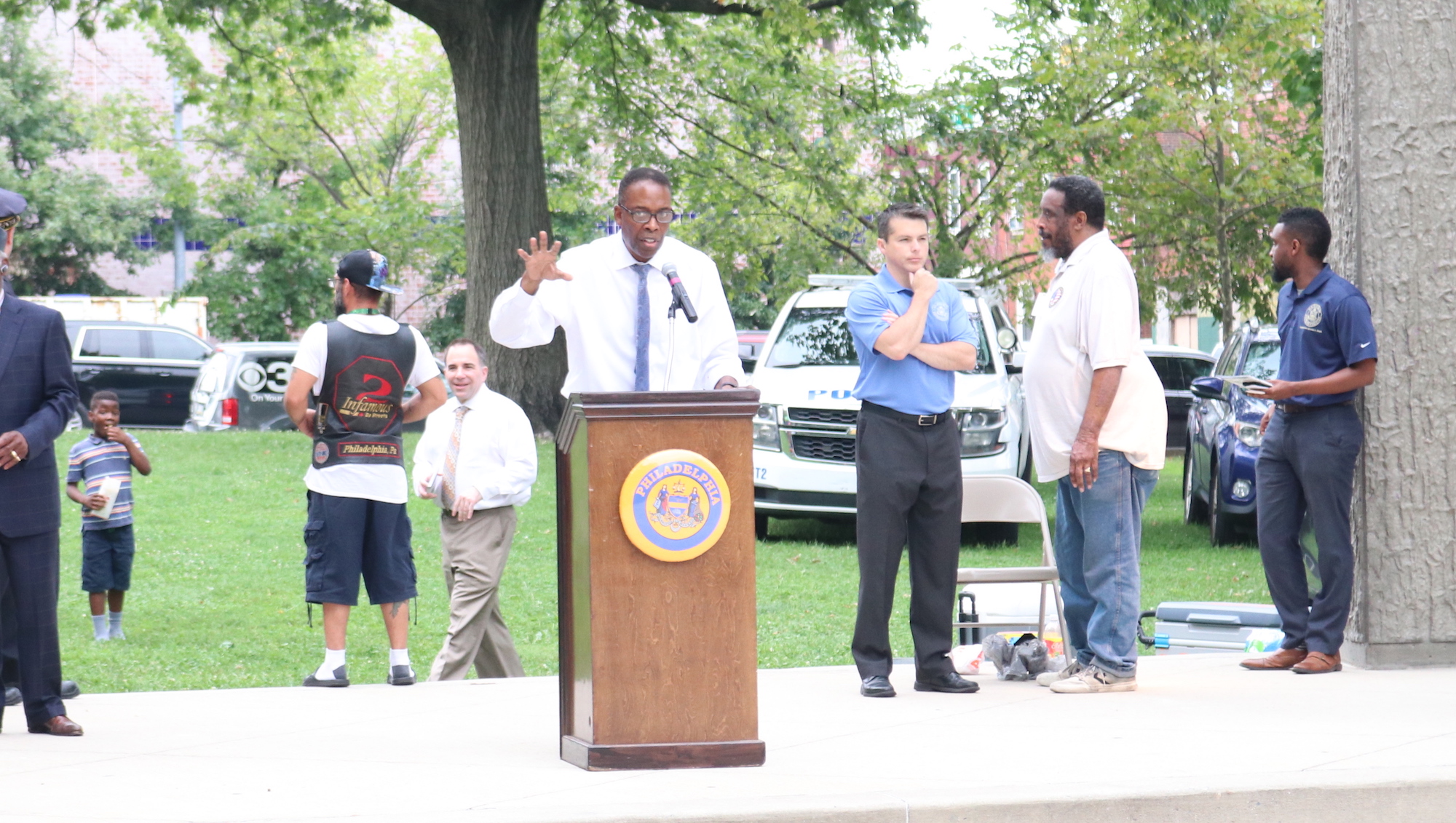 City Council President Darrell Clarke addresses the crowd at Fairhill Square Park on Aug. 5 for Philadelphia's National Night Out kick off event. Photo: Nigel Thompson/AL DÍA News