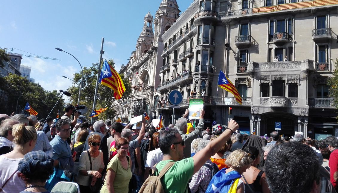 Manifestantes pro-independencia bloquearon la entrada del Departamento de Economía del gobierno catalán, en Barcelona, donde el pasado miércoles la Guardia Civil detuvo a diversos miembros del gobierno catalán acusados de estar implicados en la convocatoria del referendum ilegal por la independencia el próximo 1 de octubre. Foto: Andrea Rodés
