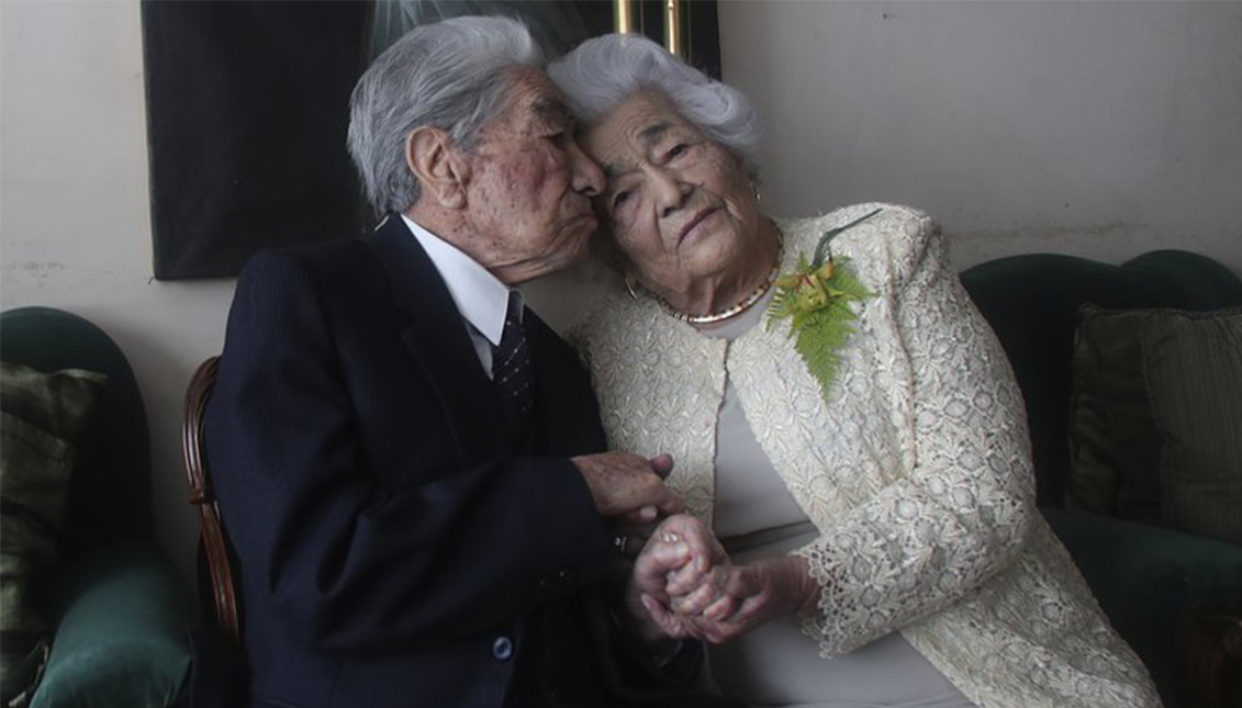 Julio César Mora, de 110 años, y su esposa Waldrimina de 104. Photo: AP/Dolores Ochoa.