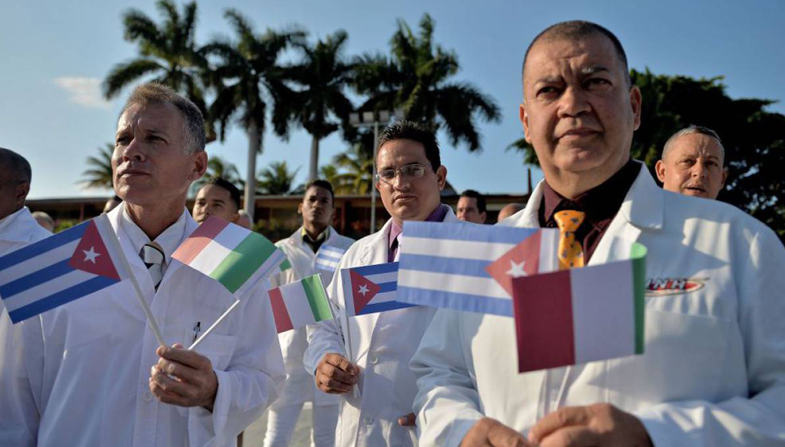 Más de 90 sanitarios cubanos aterrizaron en Italia para ayudar en el control de la pandemia. / Getty Images.