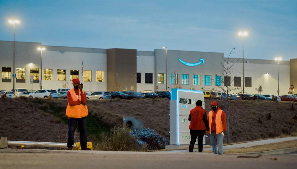 Organizadores sindicales esperan para hablar con los trabajadores de Amazon en Bessemer, Alabama, en diciembre. FOTOGRAFÍA: Bob Miller/The New York Times/Redux
