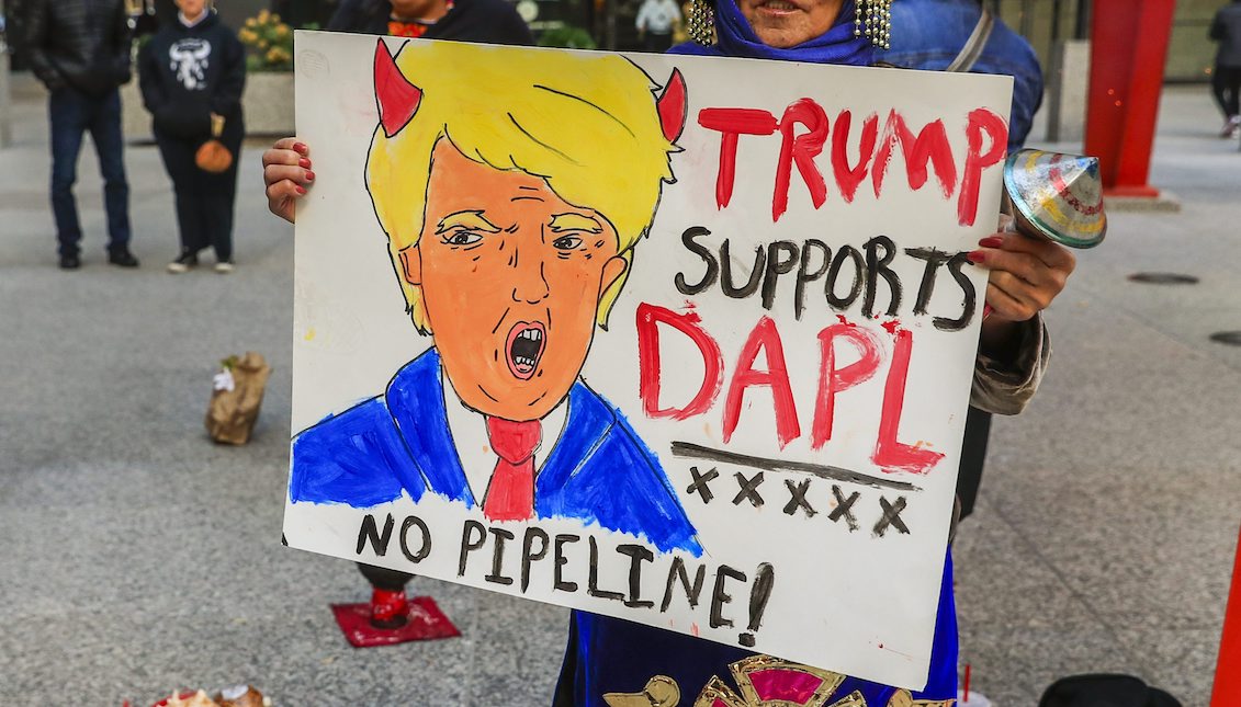 Manifestantes nativoamericanos participan en una protesta contra el oleoducto "Dakota Access" en Chicago, Illinois (Estados Unidos) el 12 de noviembre de 2016. La tubería de 1.885 kilómetros llevaría medio millón de barriles de petróleo desde los yacimientos bituminosos de Dakota del Norte a una infraestructura ya existente en Illinois, desde donde el crudo podría distribuirse al Golfo de México. EFE/Tannen Maury
