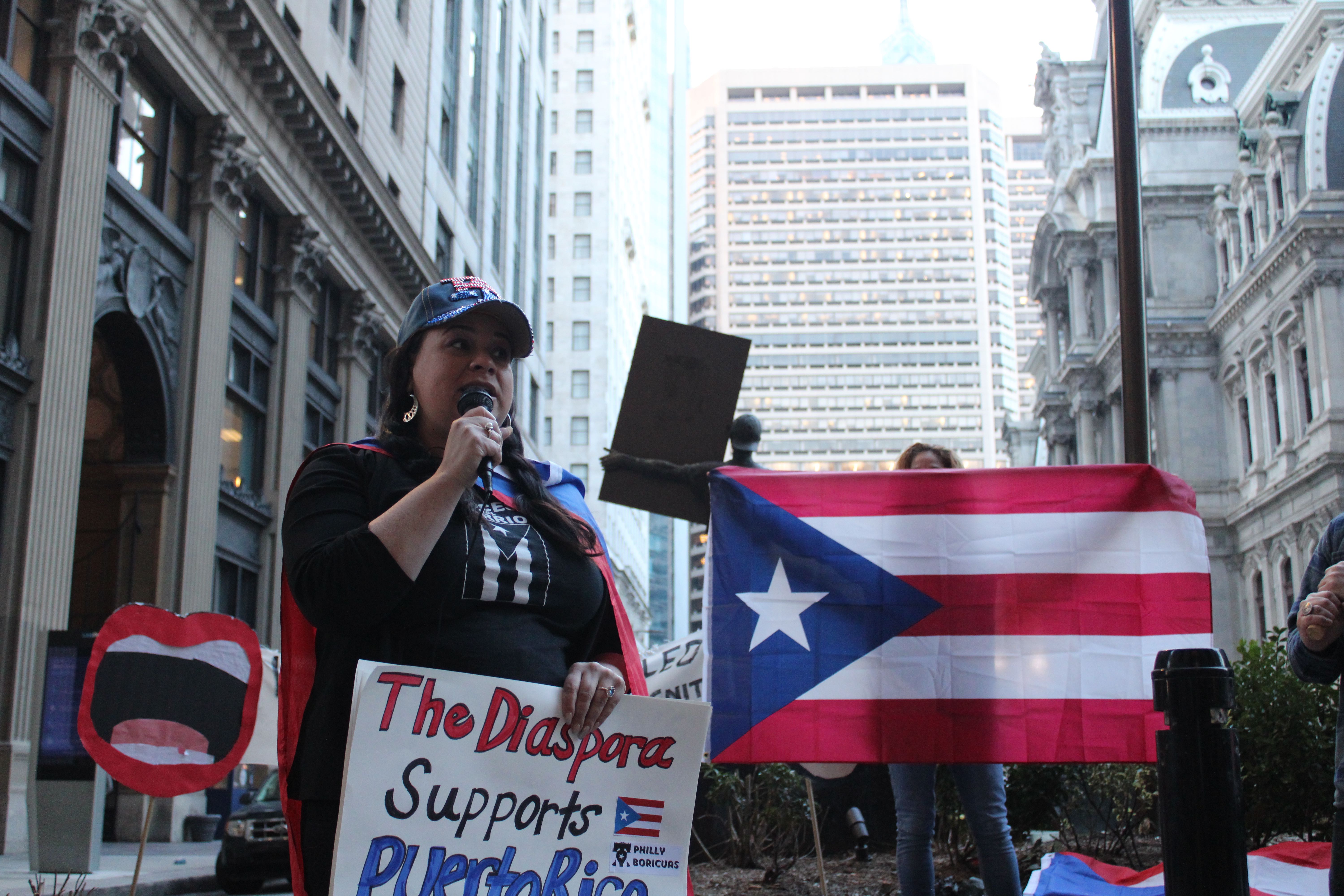 Vanessa Maria Graber, demonstrator and Philly Boricuas organizer, spoke at the Power 4 Puerto Rico protest in Philadelphia on Jan. 15. Protesters gathered outside of the Department of Urban Housing and Development offices in Center City, Philadelphia, demanding that HUD release the more than $10 billion in aid allocated to Puerto Rico after Hurricanes María and Irma. Photo: Emily Neil / AL DÍA News