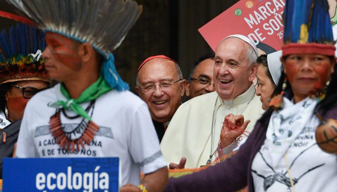Pope Francis and indigenous leaders from the Amazonia in the Vatican Synod. Photos: Andreas Solaro/AFP via Getty Images.