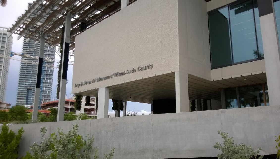 El Pérez Art Museum Miami (PAMM) fue fundado en 1996 por el empresario de origen cubano Jorge Pérez, destacado coleccionista de arte latinoamericano. En el año 2013 se trasladadó a una nueva sede diseñada por los arquitectos Herzog & de Meuron junto al Miami Science Museum. Foto: Wikipedia
