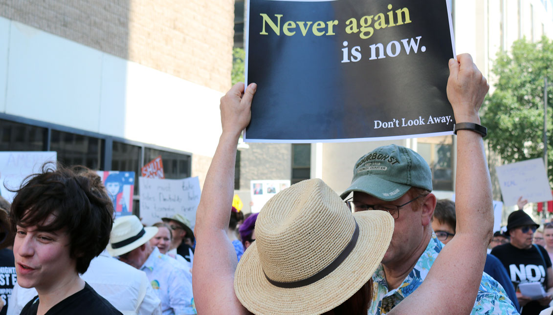 A protestor holds a sign that is speaking out against the detainment of children in detention centers at a July 4 protest in Philadelphia organized by Jewish activists who are part of the Never Again Action movement. Photo: Rivka Pruss / AL DÍA News