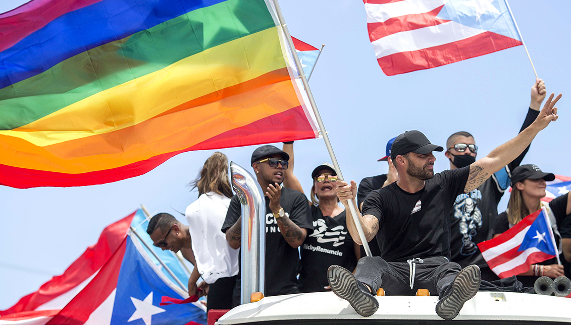 Ricky Martin ondea la gay pride flag durante las protestas del 22 de julio de 2019 en Puerto Rico. Photo: AP