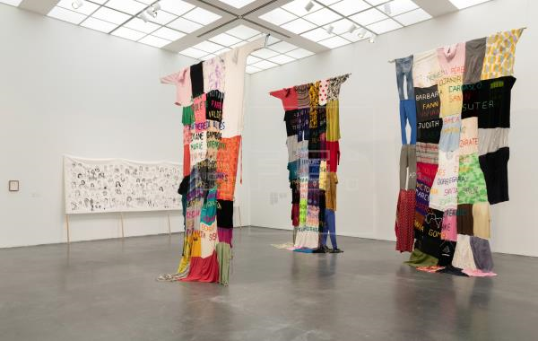  Instalación "From the Bottom of the River" de la artista Carolina Caycedo, una de los 15 artistas latinos que recibirá fondos de la Sociedad de Artistas Latinx.