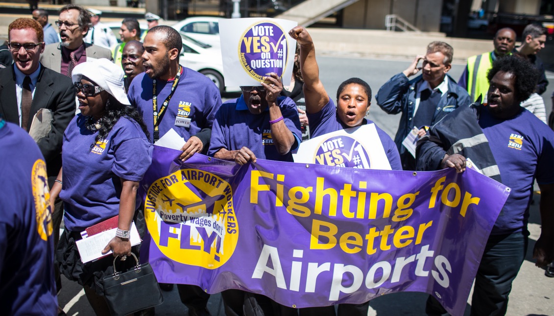 Trabajadores del Aeropuerto de Filadelfia han estado luchando por un salario mínimo más alto y mejores condiciones de trabajo en los últimos tres años.
