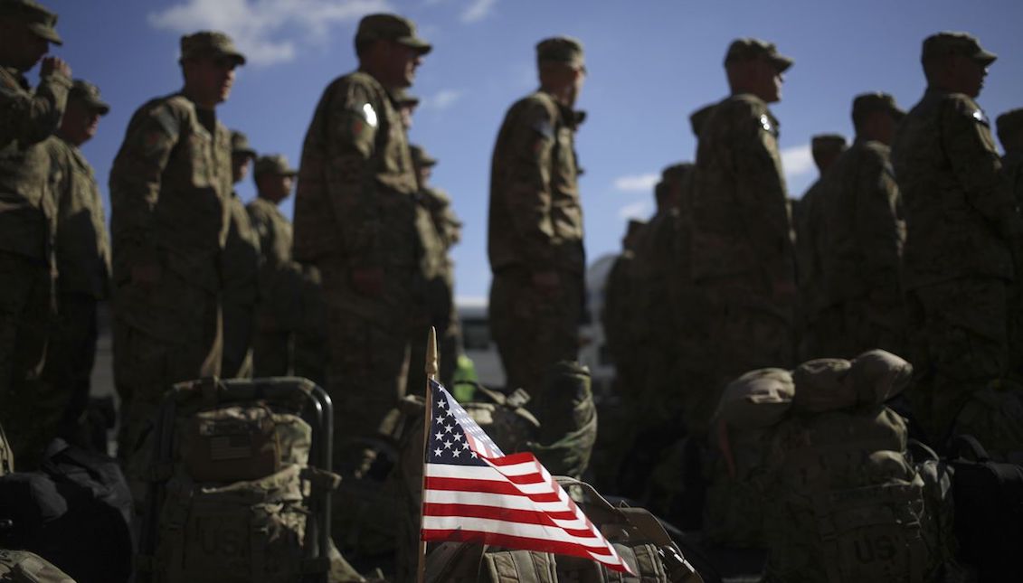 Soldados estadounidenses de pie durante una ceremonia de regreso a casa en Fort Knox en 2014 después de un despliegue de combate de nueve meses en Afganistán. Luke Sharrett/Getty Images