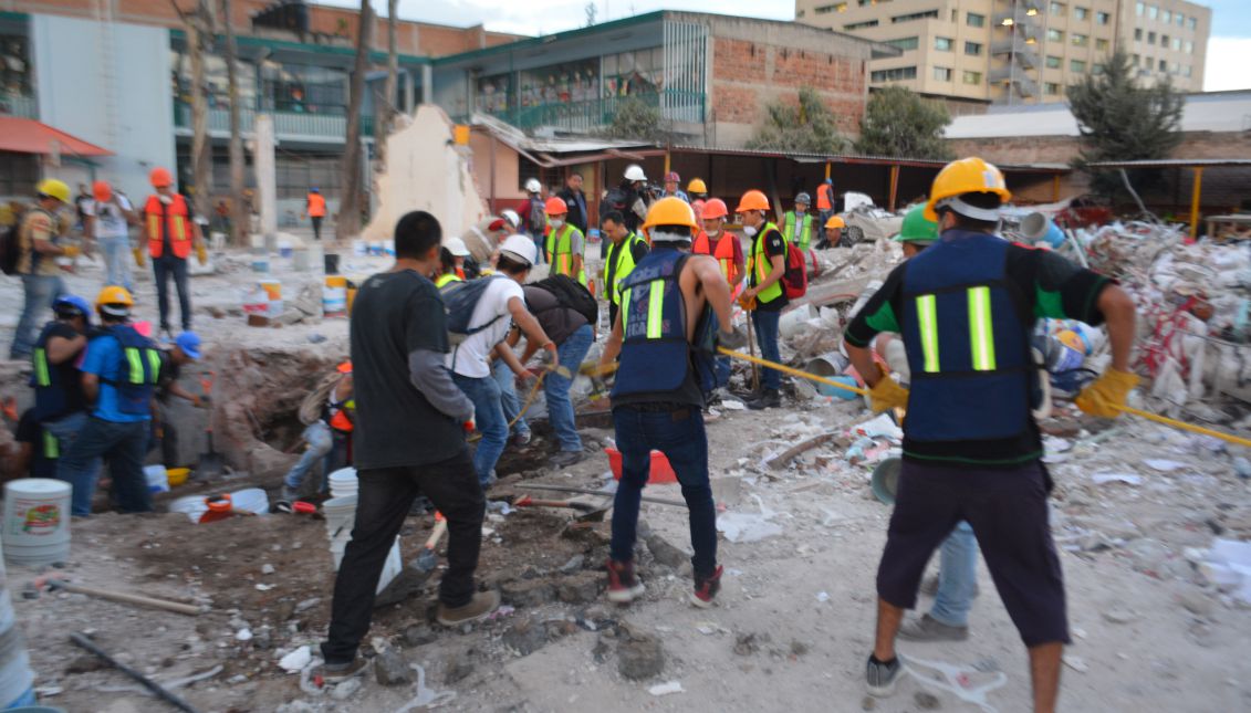 Labores voluntarias en edificio colapsado en Chimalpopoca y Bolívar, colonia Obrera, Ciudad de México, el pasado 23 de septiembre de 2017. Fuente: Wikimedia Commons