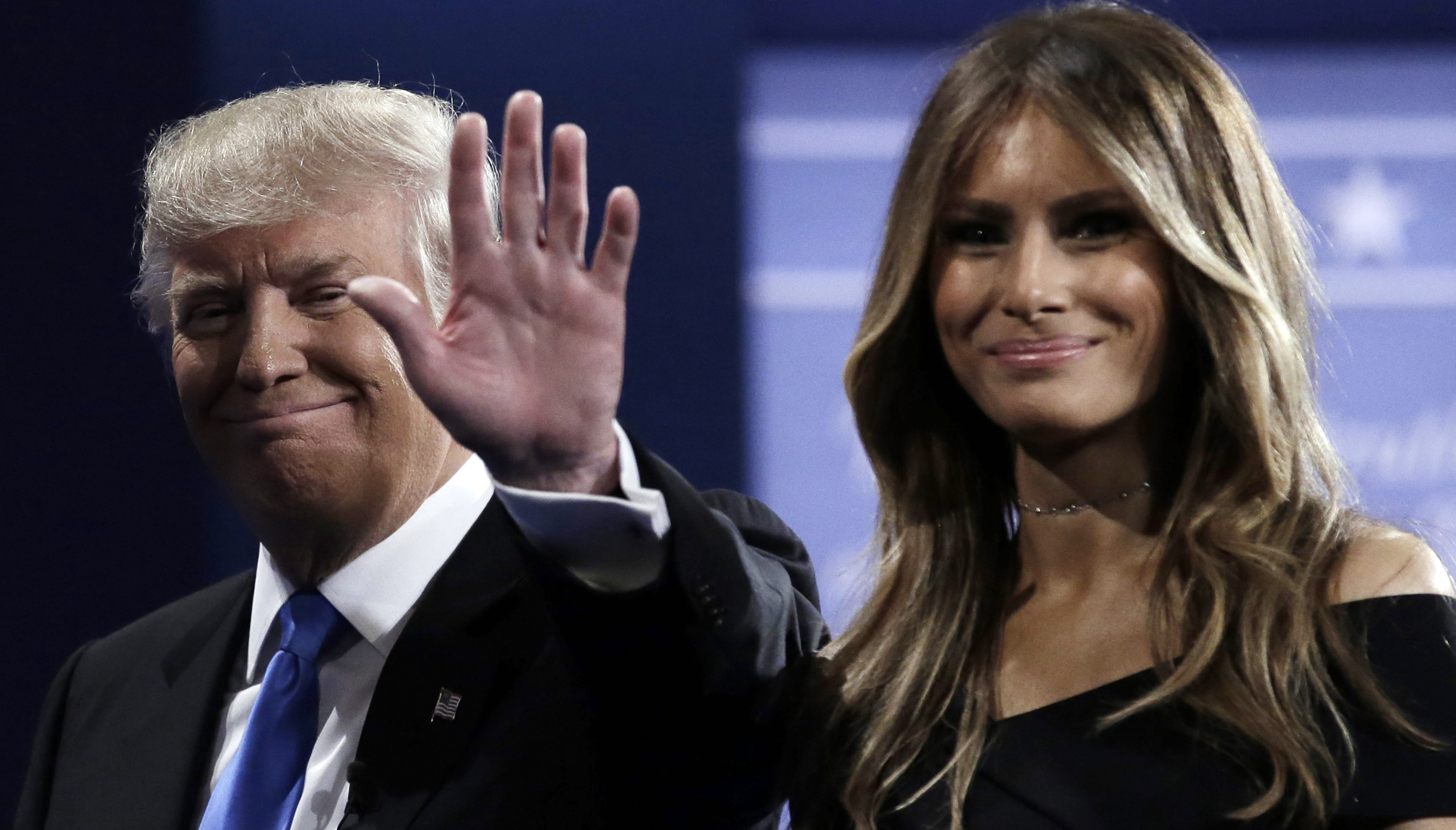  
El Presidencia electo de Estados Unidos Donald Trump (i) y su esposa, Melania. EFE
