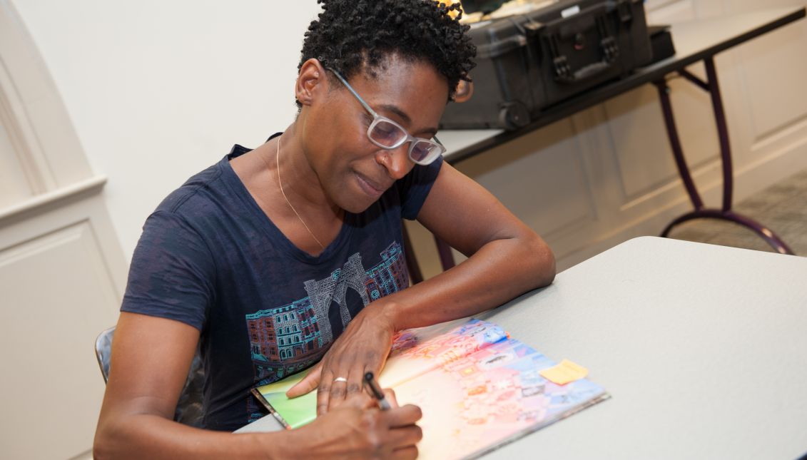 La escritora de novela juvenil Jacqueline Woodson, autora de "Another Brooklyn", durante una firma de libros en 2015. Foto: Wikimedia