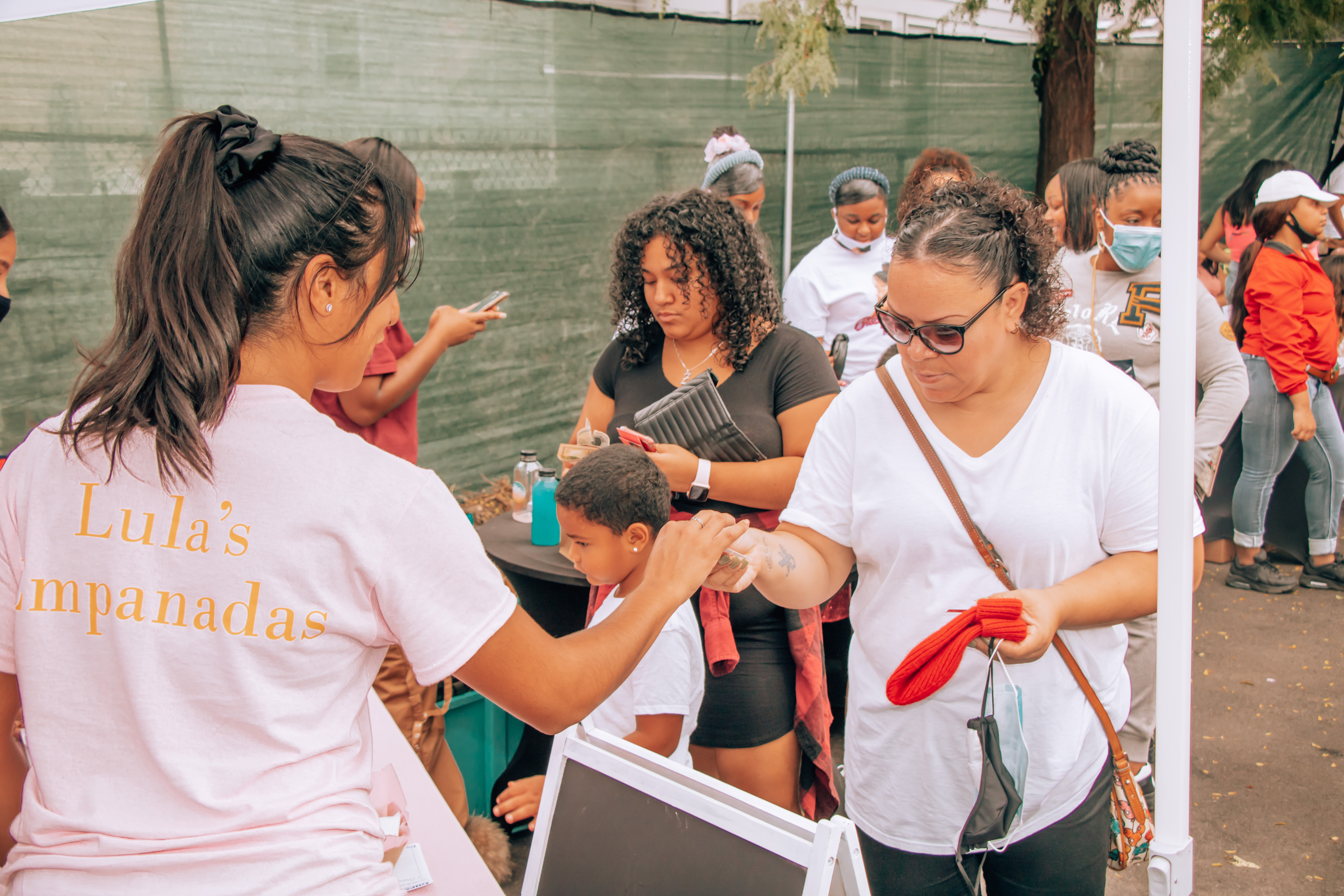 A través de programas de divulgación, tutoría y eventos comunitarios, Lula's Empanadas pretende inspirar a la próxima generación de mujeres jóvenes. Foto de cortesía.
