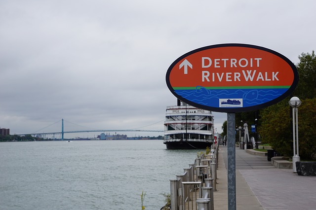 paseo peatonal en Detroit con el Puente Ambassador de fondo