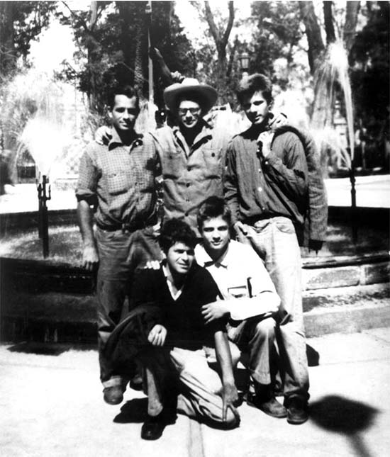 De pie, Jack Kerouac, Allen Ginsberg y Peter Orlovsky. Agachados, Gregory Corso y Lafcadio Orlovsky de vacaciones en Ciudad de México en 1956.