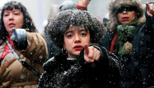 NUEVA YORK, NY - 18 DE ENERO: Las mujeres cantan "El Violador Eres Tú", un himno creado por el colectivo feminista chileno Las Tesis, en Times Square durante la Marcha Anual de las Mujeres el 18 de enero de 2020 en la ciudad de Nueva York. (Foto de Yana P