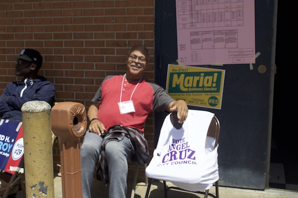 During the 2019 midterm elections, District 7th Puerto Rican neighbors volunteer to translate for those who only speak Spanish. Photo: Michelle Myers