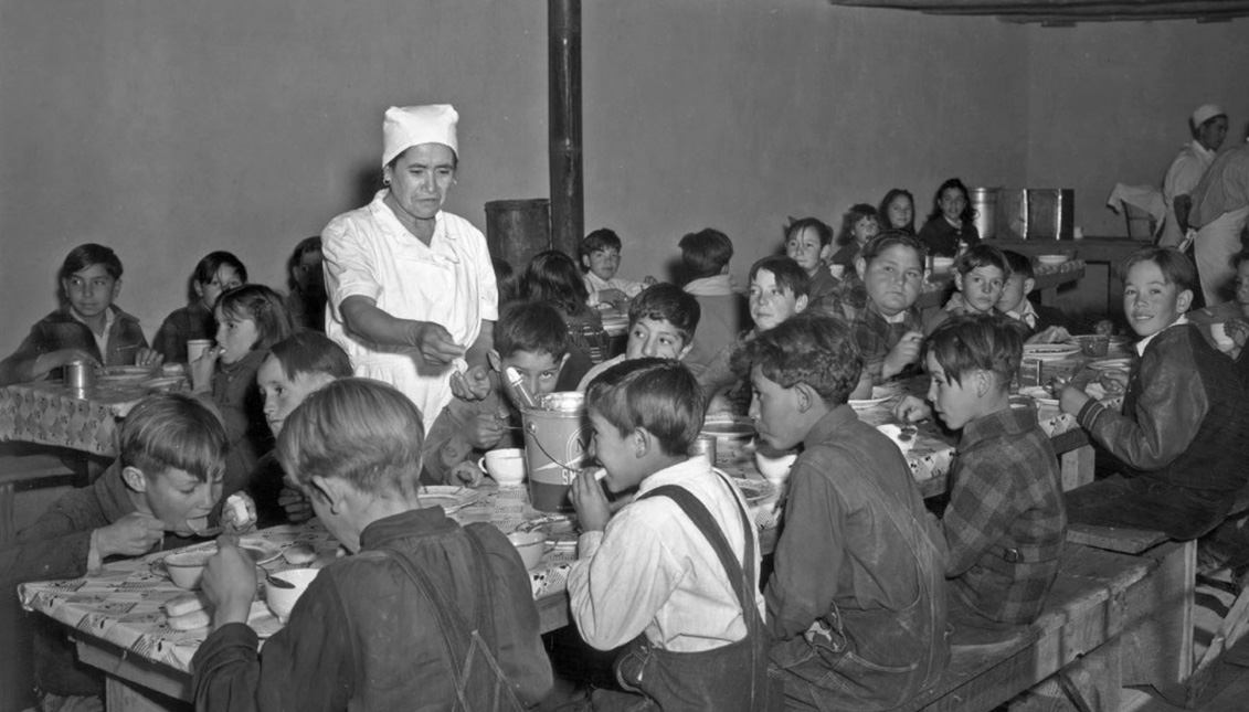 Escuela en Taos (California), donde los niños pagaban un centavo al día por su comida caliente en 1941. Vía Library of Congress. 