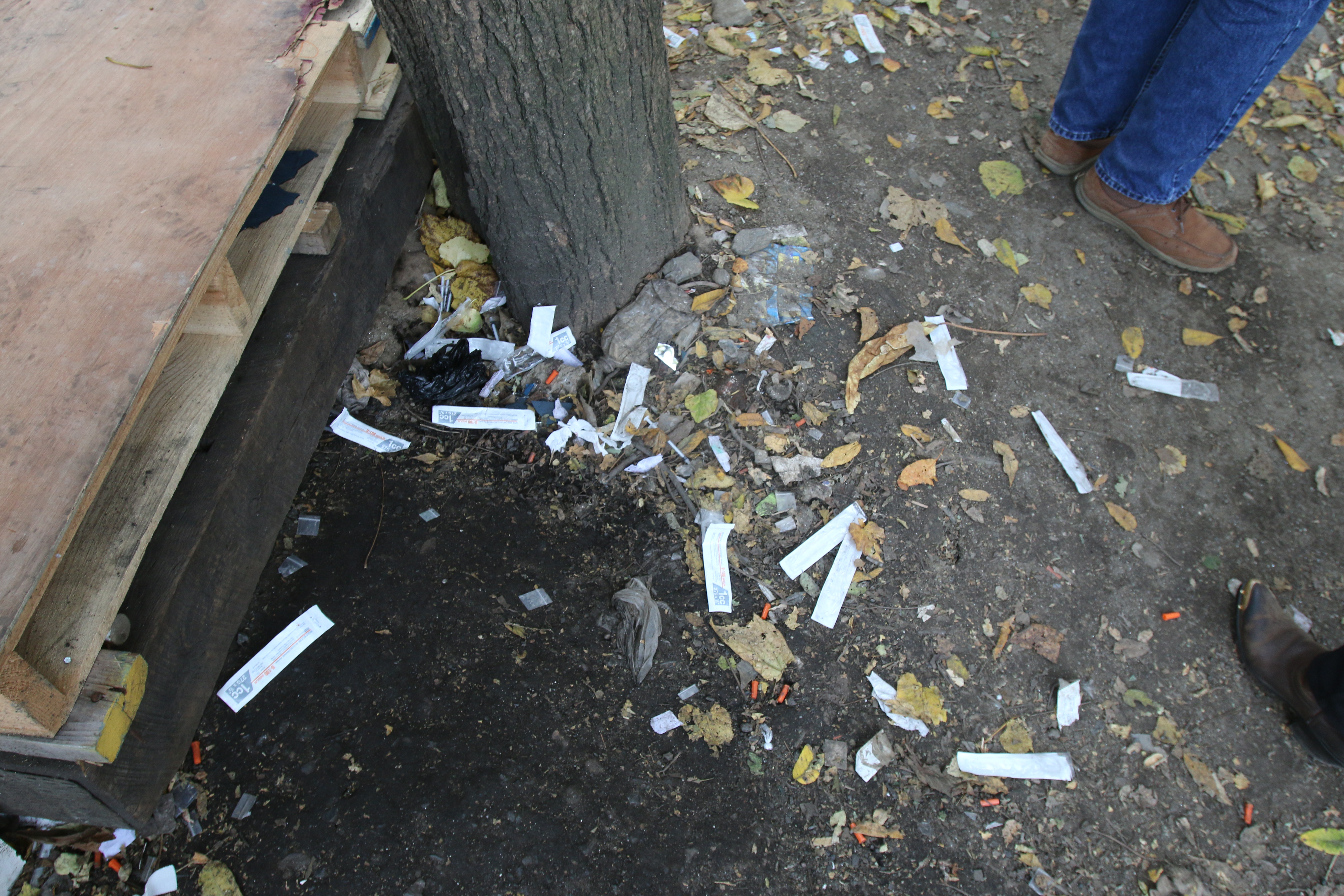 Packages of hypodermic needles (\"works") litter the Conrail railroad tracks that run parallel to Lehigh Avenue. AL DÍA file photo.