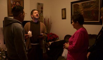 Brother Andrew McCarty leads celebrants in a closing prayer at a posada on Dec. 19. Photo: Emily Neil / AL DÍA News
