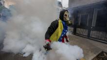  Since April 1, Venezuela has been experiencing a wave of demonstrations both for and against the government, some of which have turned violent, leaving 37 people dead and hundreds injured. A protester holds a a gas canister during clashes with the National Bolivarian Guard (GNB) following a protest in Caracas, Venezuela, May 8, 2017. EFE/CRISTIAN HERNANDEZ
