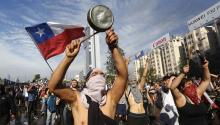 Las protestas continúan en Chile después de que el presidente Piñera declarara el estado de emergencia y suspendiera la subida de las tarifas del metro. (Foto de Marcelo Hernández / Getty Images)