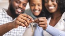 Las personas afro o latinas tienen más dificultades para alquilar una casa. Foto: Konstantin Postumitenko- Prostock-studio 