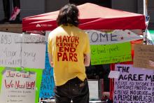 Philly Democratic Socialist Association member Jamie Rush sports an "End PARS" shirt at the Occupy ICE PHL encampment on the east side of City Hall. Greta Anderson / AL DÍA News
