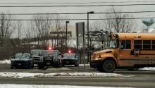 Las autoridades llegan al lugar del tiroteo en la escuela de Oxford, Michigan. Foto: Getty Images