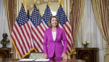 La presidenta de la Cámara de Representantes de los Estados Unidos, Nancy Pelosi, llega para participar en una ceremonia de inscripción para la legislación en Capitol Hill en Washington, el 11 de enero de 2019. EFE/EPA/MICHAEL REYNOLDS