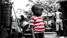 Niño mirando triste en barrio marginal. Imagen para ilustrar nota sobre corrupción